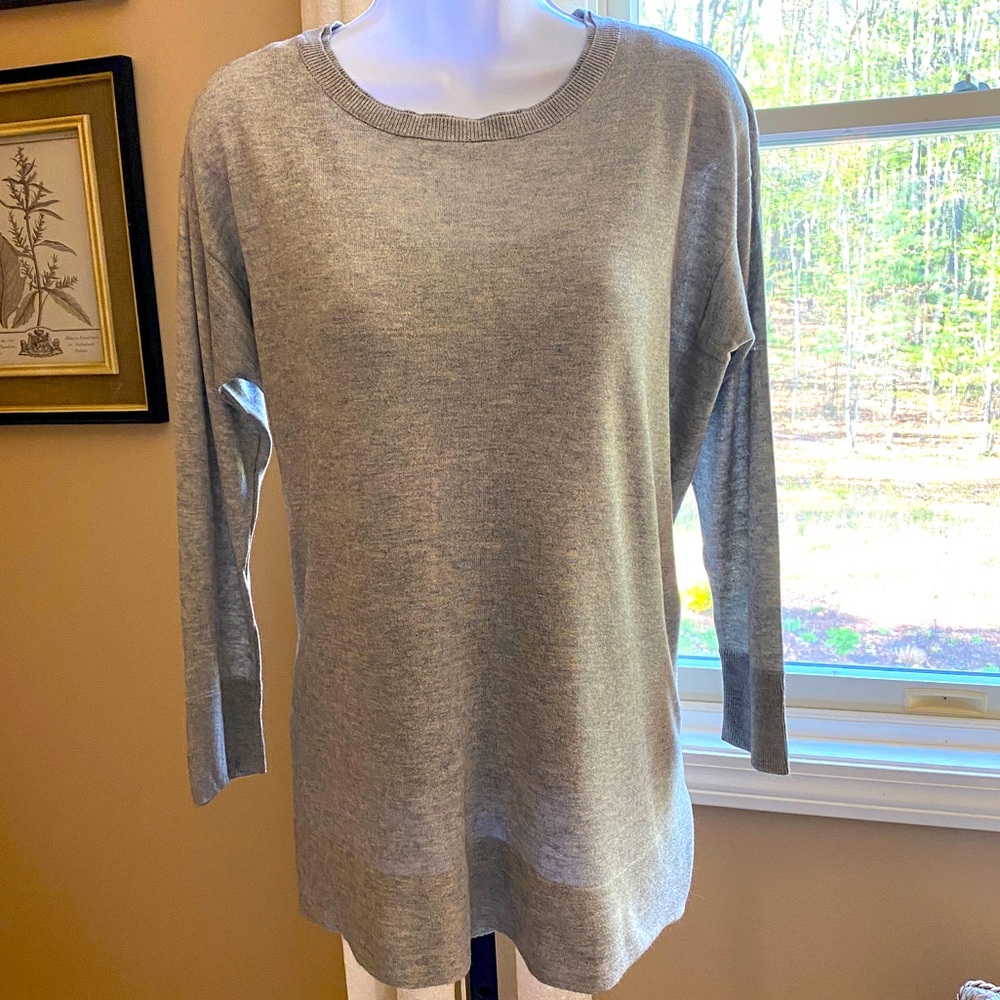 NWOT Magaschoni silk/cashmere tunic sweater with side slits. Gray heather. Sz M